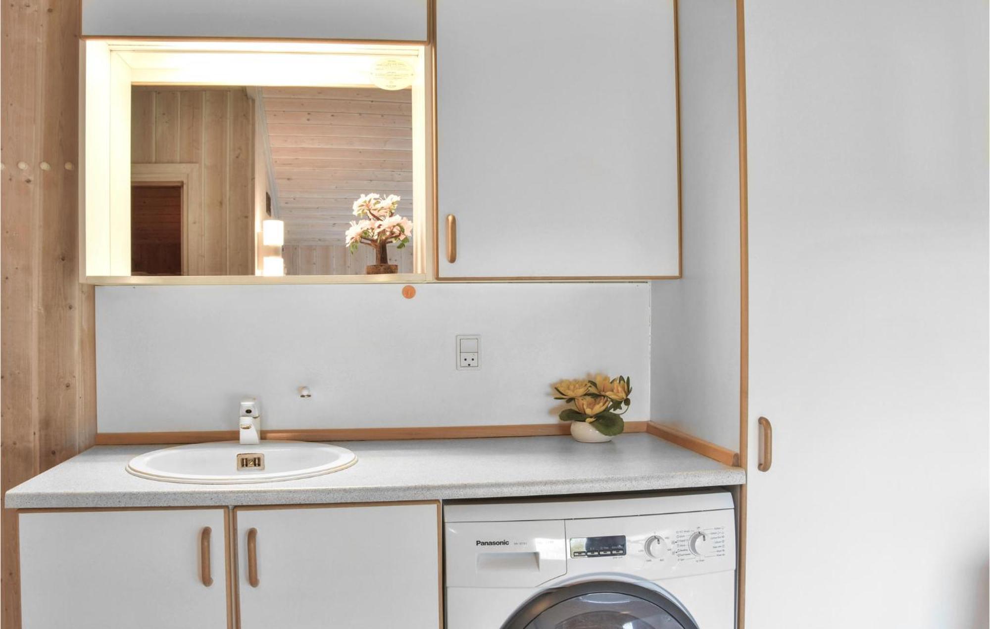 3 Bedroom Awesome Home In Hvide Sande Esterno foto