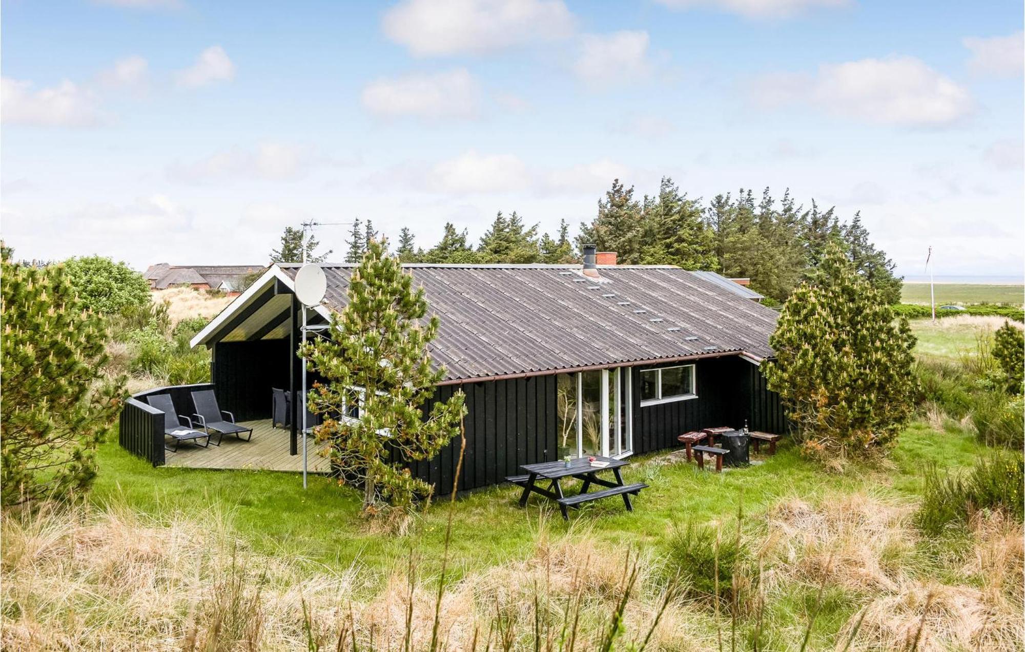 3 Bedroom Awesome Home In Hvide Sande Esterno foto