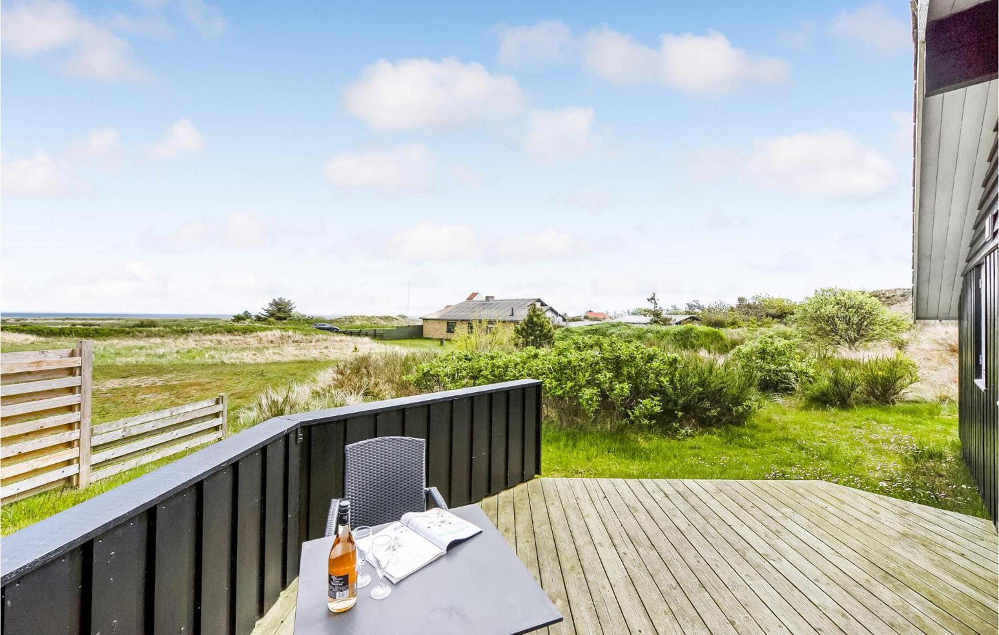 3 Bedroom Awesome Home In Hvide Sande Esterno foto