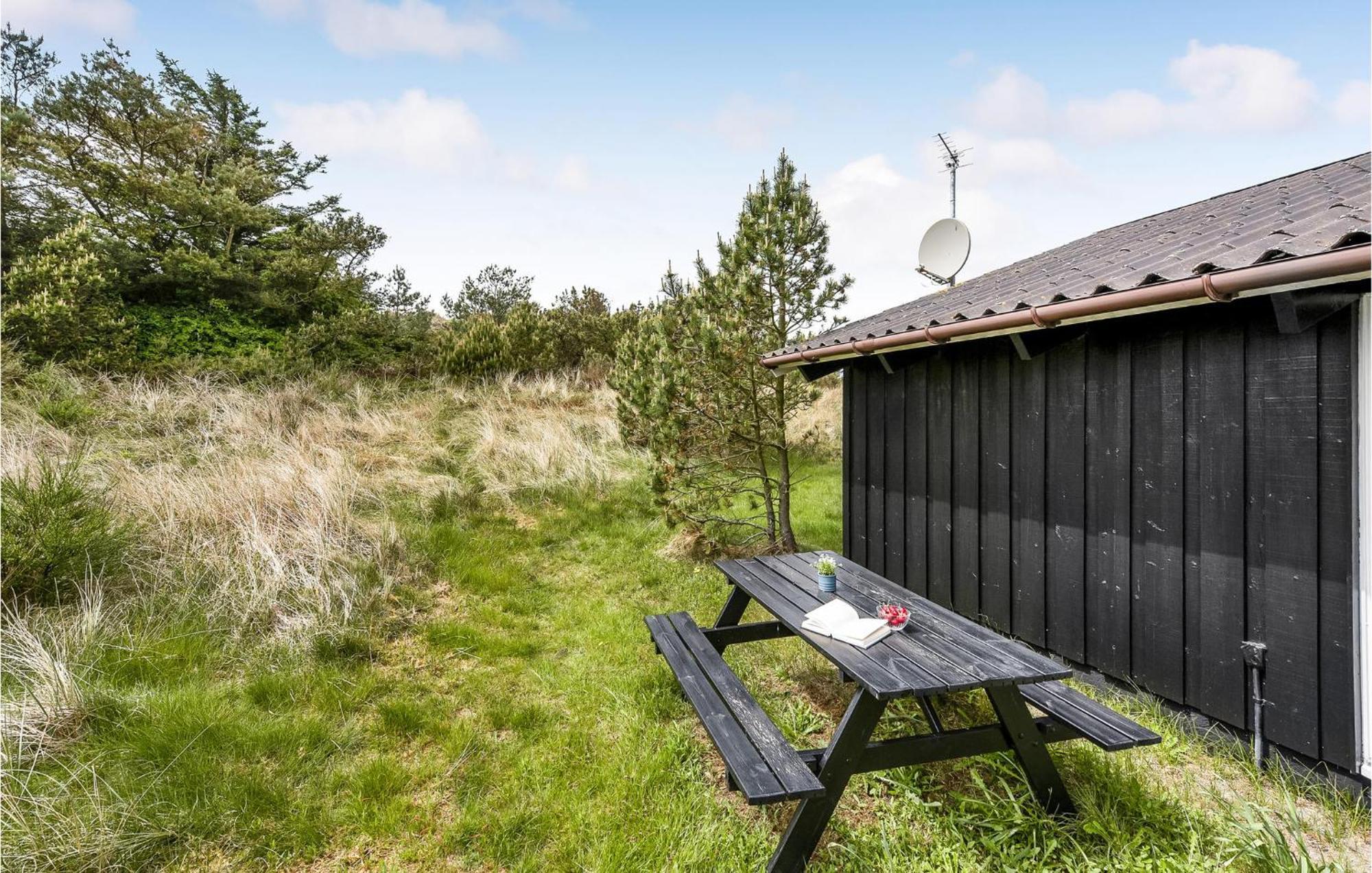 3 Bedroom Awesome Home In Hvide Sande Esterno foto