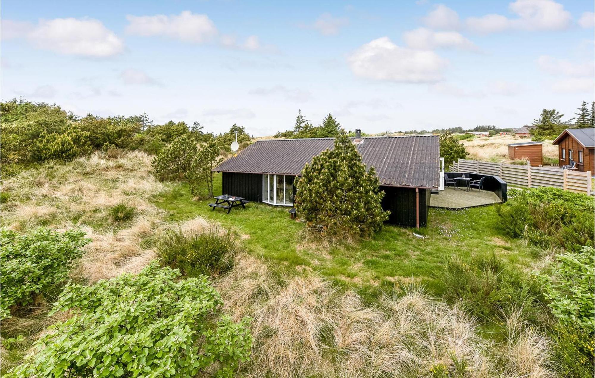 3 Bedroom Awesome Home In Hvide Sande Esterno foto